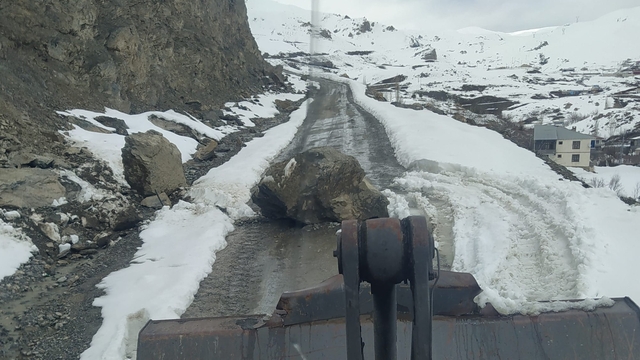 Yeni Mahalle yoluna düşen kayalar temizlendi