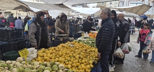 Tahmazoğlu, semt pazarı esnafını ziyaret etti