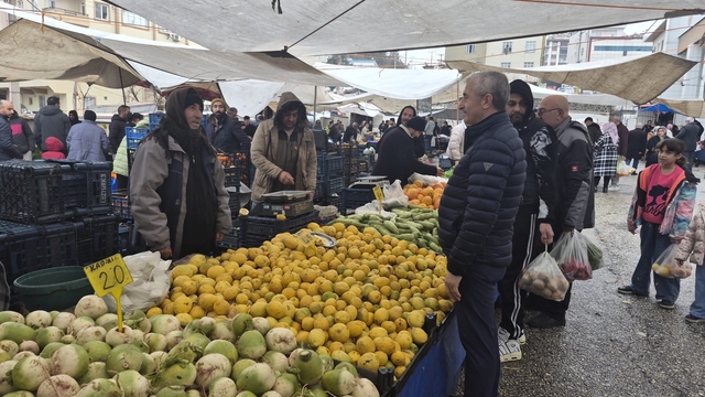 Tahmazoğlu, semt pazarı esnafını ziyaret etti
