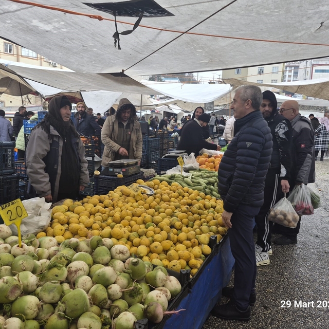 Tahmazoğlu, semt pazarı esnafını ziyaret etti