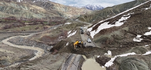 Bingöl'de sağanak sonrası köy yolu çöktü (2)