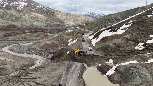 Bingöl'de sağanak sonrası köy yolu çöktü (2)