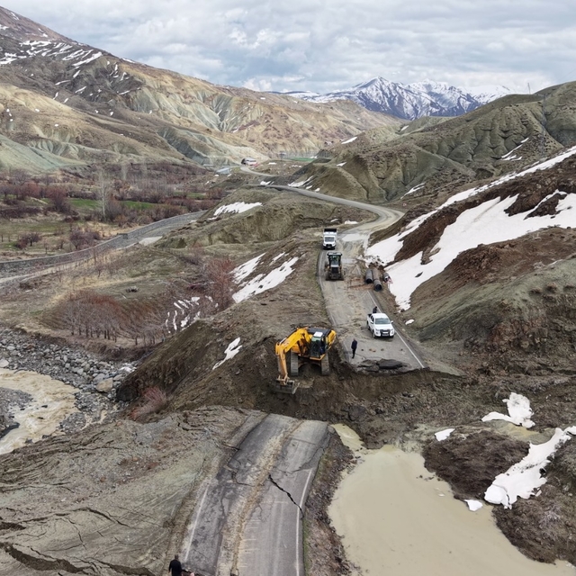 Bingöl'de sağanak sonrası köy yolu çöktü (2)