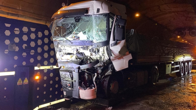 TEM'de tünel içinde 4 araç çarpıştı, sıkışan tır sürücüsü yaralandı