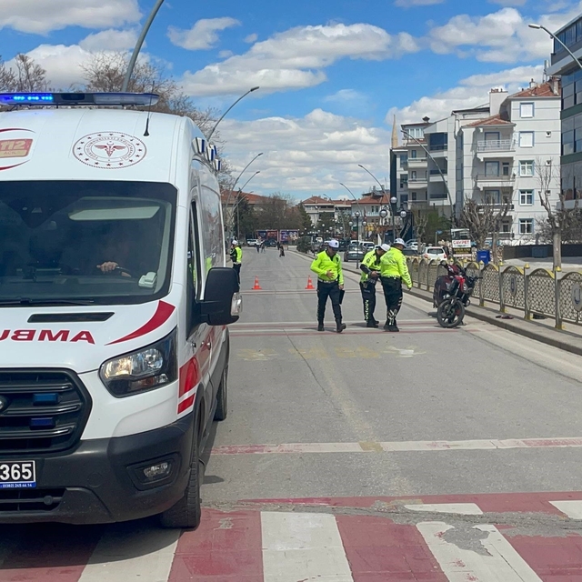 Cipe arkadan çarpan motosikletli genç yaralandı