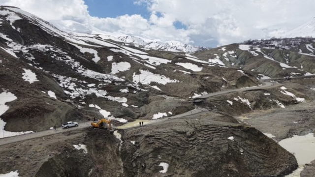 Bingöl'de heyelan sonucu çöken ve kayan yolda çalışmalar başladı