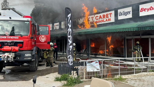 İzmir'de iş güvenliği ekipmanları satan iş yerinde yangın