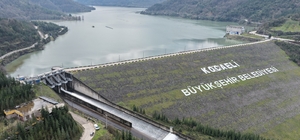 Tam doluluk seviyesine ulaşan Yuvacık Barajı'ndan salınan su Sapanca Gölü'ne aktarılıyor