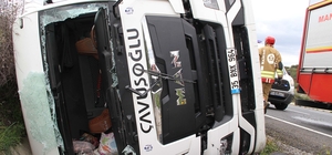 Tanker, yağmur suyu tahliye kanalına devrildi: 1'i ağır, 3 yaralı
