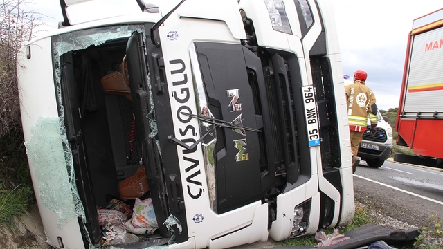 Tanker, yağmur suyu tahliye kanalına devrildi: 1'i ağır, 3 yaralı