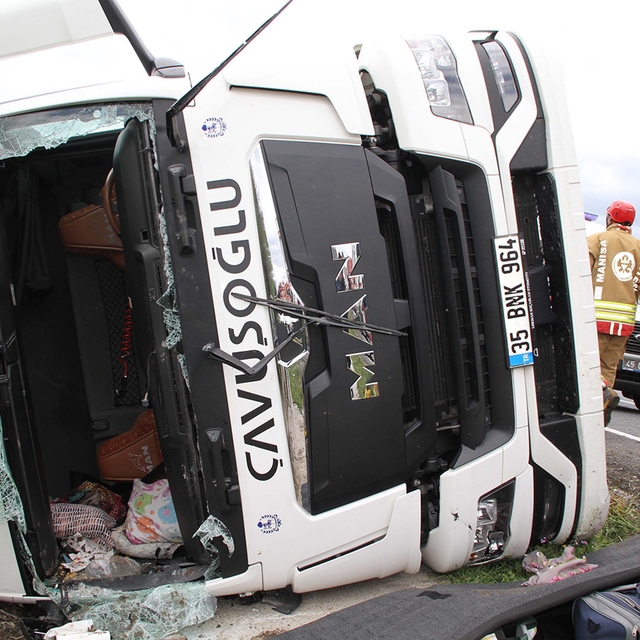 Tanker, yağmur suyu tahliye kanalına devrildi: 1'i ağır, 3 yaralı