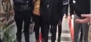 Hayvan barınağındaki şok görüntüler sonrası hayvanseverler belediyeyi bastı Başkan Bakkalcıoğlu havanseverleri odasına almadı, kapıya 2 kişi dikti Hayvanseverler "Başkanım çıkar mısınız" ve "Başkan buraya" diye alkış tutarak tepkilerini dile getirirdi