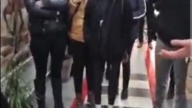 Hayvan barınağındaki şok görüntüler sonrası hayvanseverler belediyeyi bastı
Başkan Bakkalcıoğlu havanseverleri odasına almadı, kapıya 2 kişi dikti
Hayvanseverler "Başkanım çıkar mısınız" ve "Başkan buraya" diye alkış tutarak tepkilerini dile getirirdi