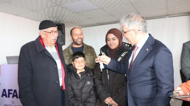 Karlıova'da depremzedeler için yapılan 230 konut, kurayla sahiplerini buldu