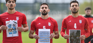 FIFA Başkanı Infantıno’nun izlediği maçta, İran Milli Takımı sahaya öldürülen çocukların fotoğraflarıyla çıktı