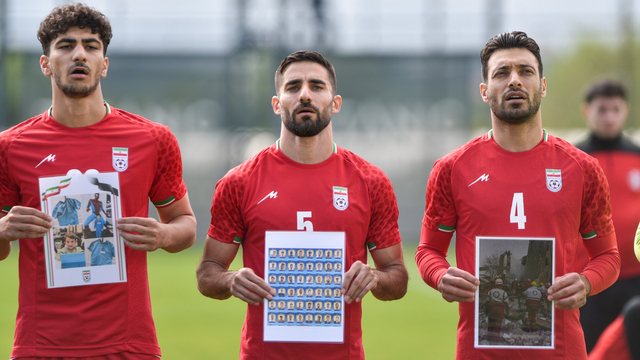 FIFA Başkanı Infantıno'nun izlediği maçta, İran Milli Takımı sahaya öldürülen çocukların fotoğraflarıyla çıktı