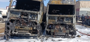 Mersin'de park halindeki 2 tırda çıkan yangın söndürüldü