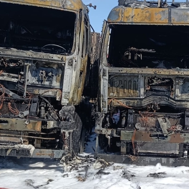 Mersin'de park halindeki 2 tırda çıkan yangın söndürüldü