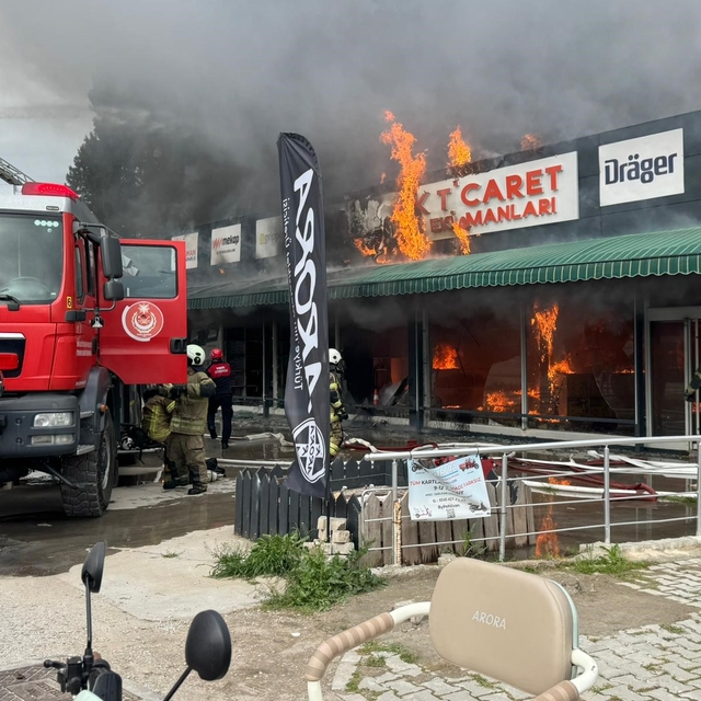 İzmir'de iş güvenliği ekipmanları satan iş yerinde yangın