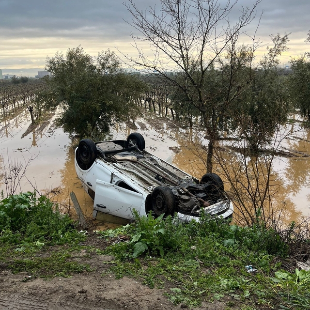 Manisa'da kaza yapan sürücü otomobilini bırakıp kaçtı