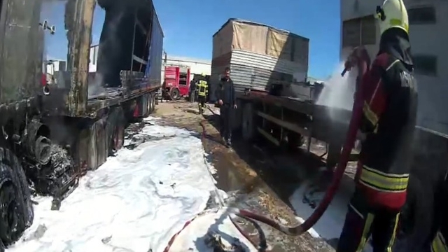 Mersin'de yangın, tırlar hurdaya döndü