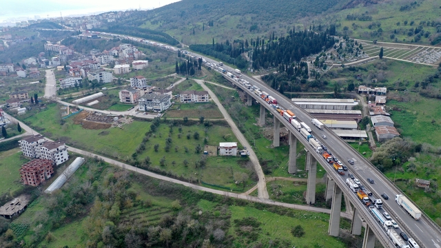 TEM'de 2 TIR ve 2 otomobil çarpıştı; araç kuyruğu dron kamerasında
