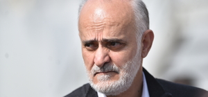 FIFA Başkanı Infantıno’nun izlediği maçta, İran Milli Takımı sahaya öldürülen çocukların fotoğraflarıyla çıktı (2)