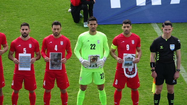İran A Milli Futbol takımı, Kosta Rika maçına savaşta hayatını kaybeden çocukların fotoğrafıyla çıktı
İran'ın 5-0 galip geldiği karşılaşmayı FIFA Başkanı Gianni Infantino da takip etti