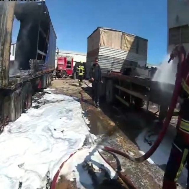 Mersin'de yangın, tırlar hurdaya döndü