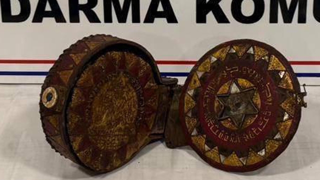 Erzurum'da ceylan derisine yazılmış altın işlemeli Tevrat ele geçirildi