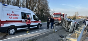 Sakarya'da devrilen hafif ticari aracın sürücüsü yaralandı