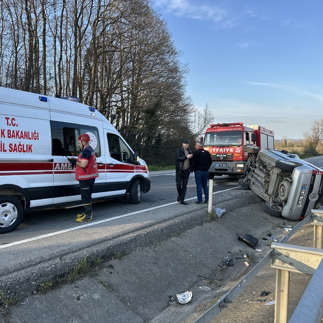 Sakarya'da devrilen hafif ticari aracın sürücüsü yaralandı