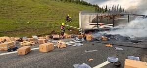Balıkesir'de otoyolda korkutan tır yangını: 2 yaralı Karşı şeride geçen tır alev aldı