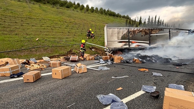 Balıkesir'de otoyolda korkutan tır yangını: 2 yaralı
Karşı şeride geçen tır alev aldı