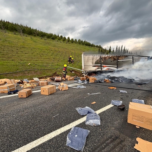 Balıkesir'de otoyolda korkutan tır yangını: 2 yaralı
Karşı şeride geçen tır...