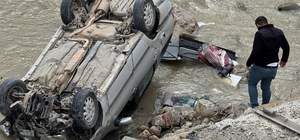 Ayancık'ta otomobil ırmağa uçtu: 1 yaralı