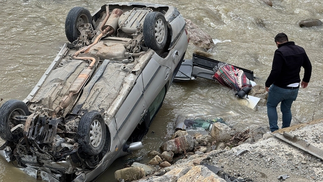 Ayancık'ta otomobil ırmağa uçtu: 1 yaralı