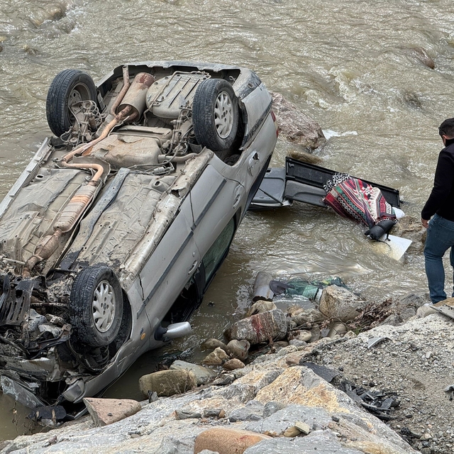 Ayancık'ta otomobil ırmağa uçtu: 1 yaralı