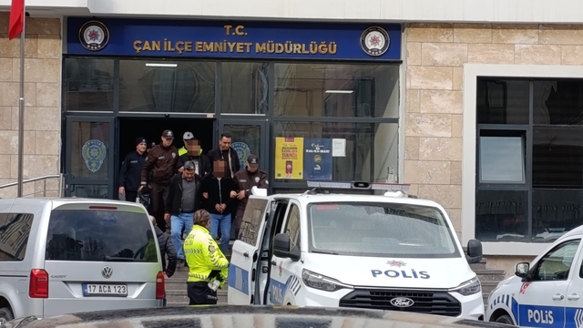 Çaldıkları araçla Edremit'te yakalanan 2 şüpheli tutuklandı