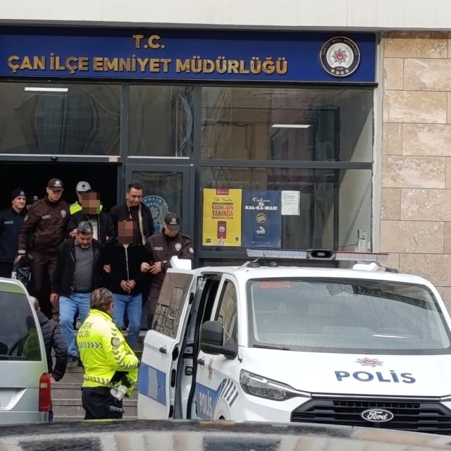 Çaldıkları araçla Edremit'te yakalanan 2 şüpheli tutuklandı