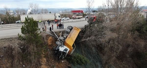 Direksiyon başında fenalaştı, hafriyat kamyonu şarampole devrildi