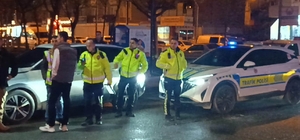 Önce yayaya ardından park halindeki araca çarpıp kaçtı