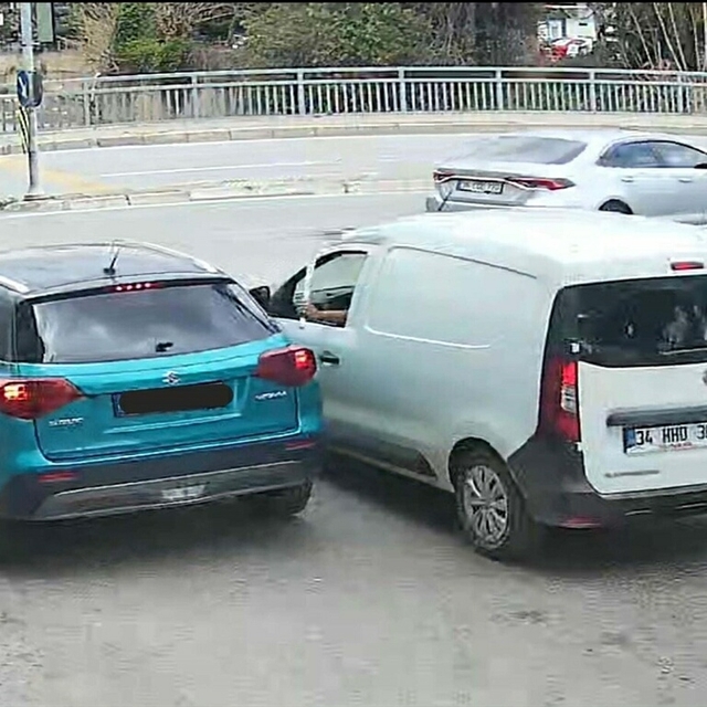 Trafikte beyzbol sopalı saldırı kamerada (2)