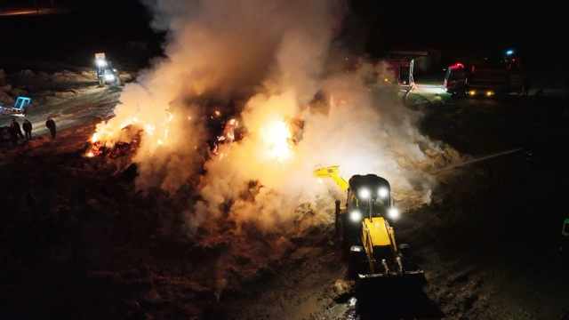 Aksaray'da tonlarca saman balyası alev alev yandı: o anlar dron kamerasında