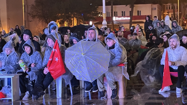 A Milli Futbol Takımı'na yağmur altında destek