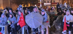 A Milli Futbol Takımı'na yağmur altında destek