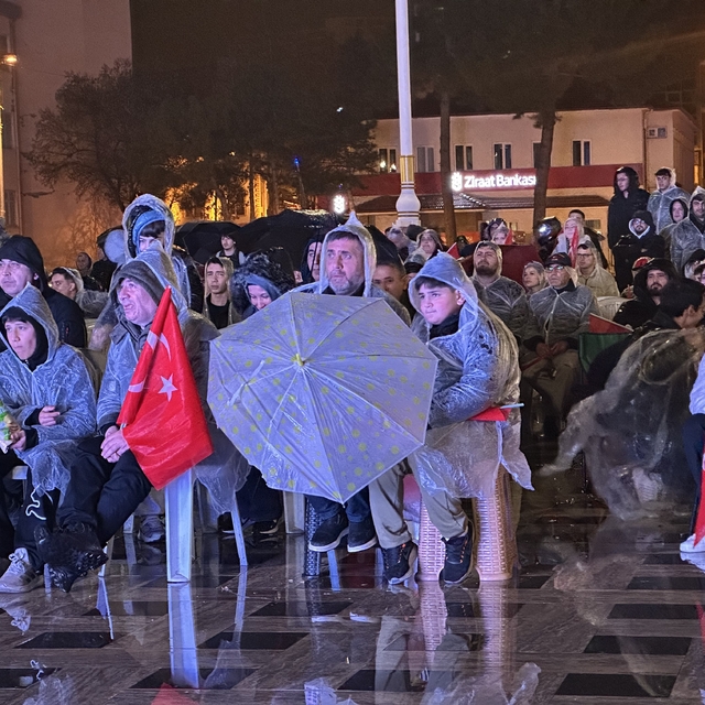 A Milli Futbol Takımı'na yağmur altında destek