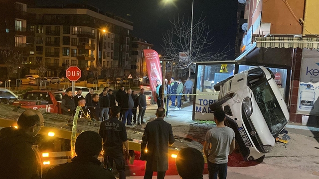 Kontrolden çıkan otomobil 5 araca çarpıp, takla attı: 2 yaralı