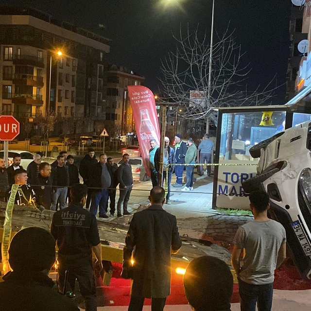 Kontrolden çıkan otomobil 5 araca çarpıp, takla attı: 2 yaralı
