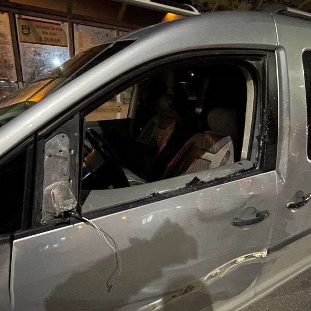 Hafif ticari araç üniversite öğrencisine çarptı: 3 yaralı